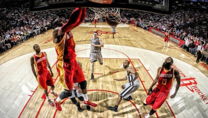 爱游戏娱乐网址-中国女足夺冠喜获世界瞩目 球迷狂欢庆祝胜利，中国女足精彩瞬间