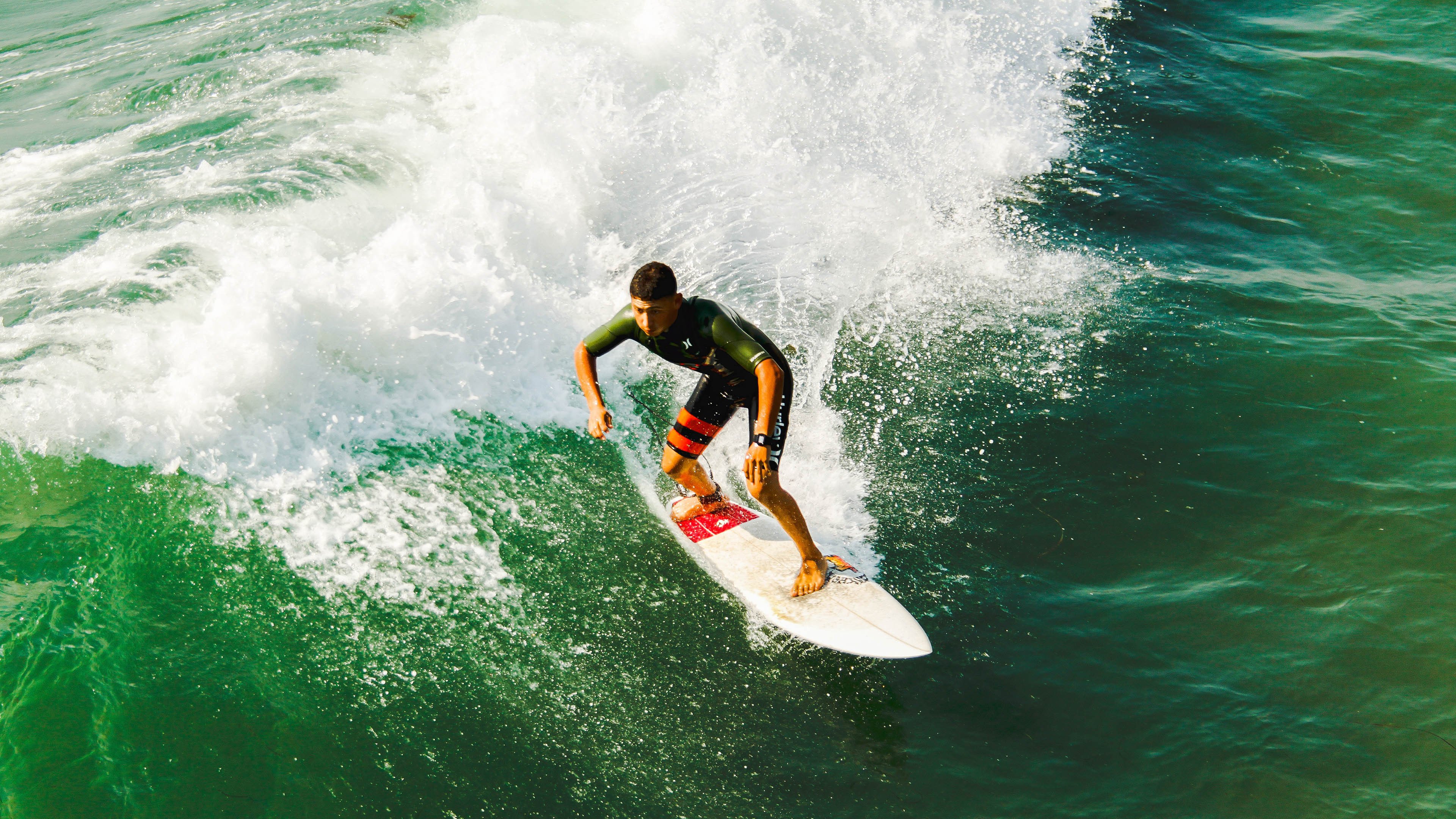 “英超榜首大战一触即发，谁能问鼎冠军？”，英超第一